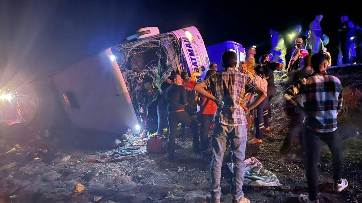 Şanlıurfa’da yolcu otobüsüyle kamyonetin şarampole devrilmesi sonucu içerisinde Siirtlilerinde bulunduğu