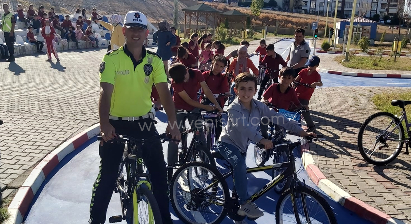 Siirt’te Trafik Polislerinden Öğrencilere Güvenli Bisiklet Sürüş Eğitimi