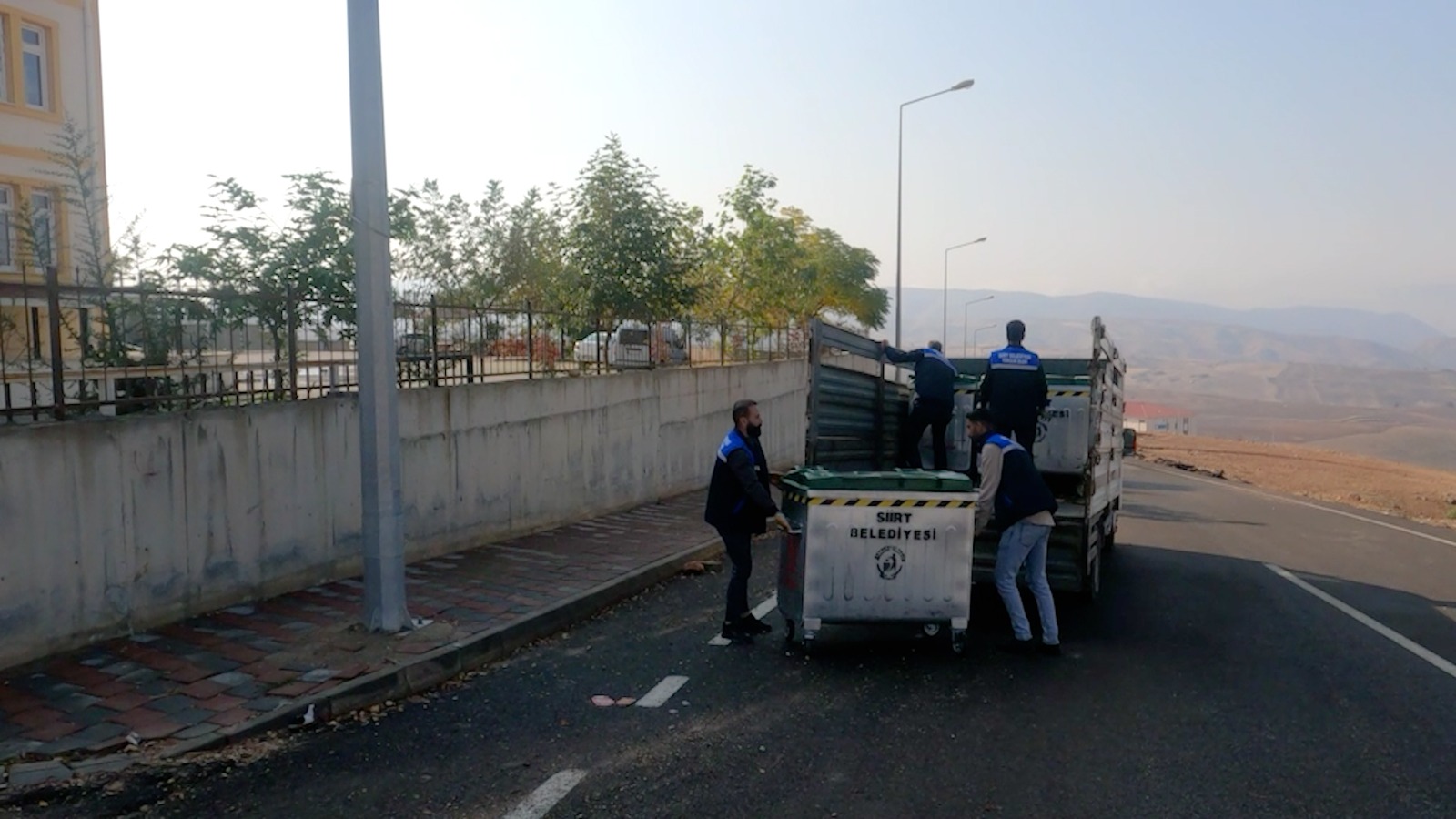 Siirt Belediyesi Çöp Konteynerlerini Yeniliyor Siirt Belediyesi Temizlik İşleri Müdürlüğü ekipleri Siirt’te çöp konteynerlerini estetik