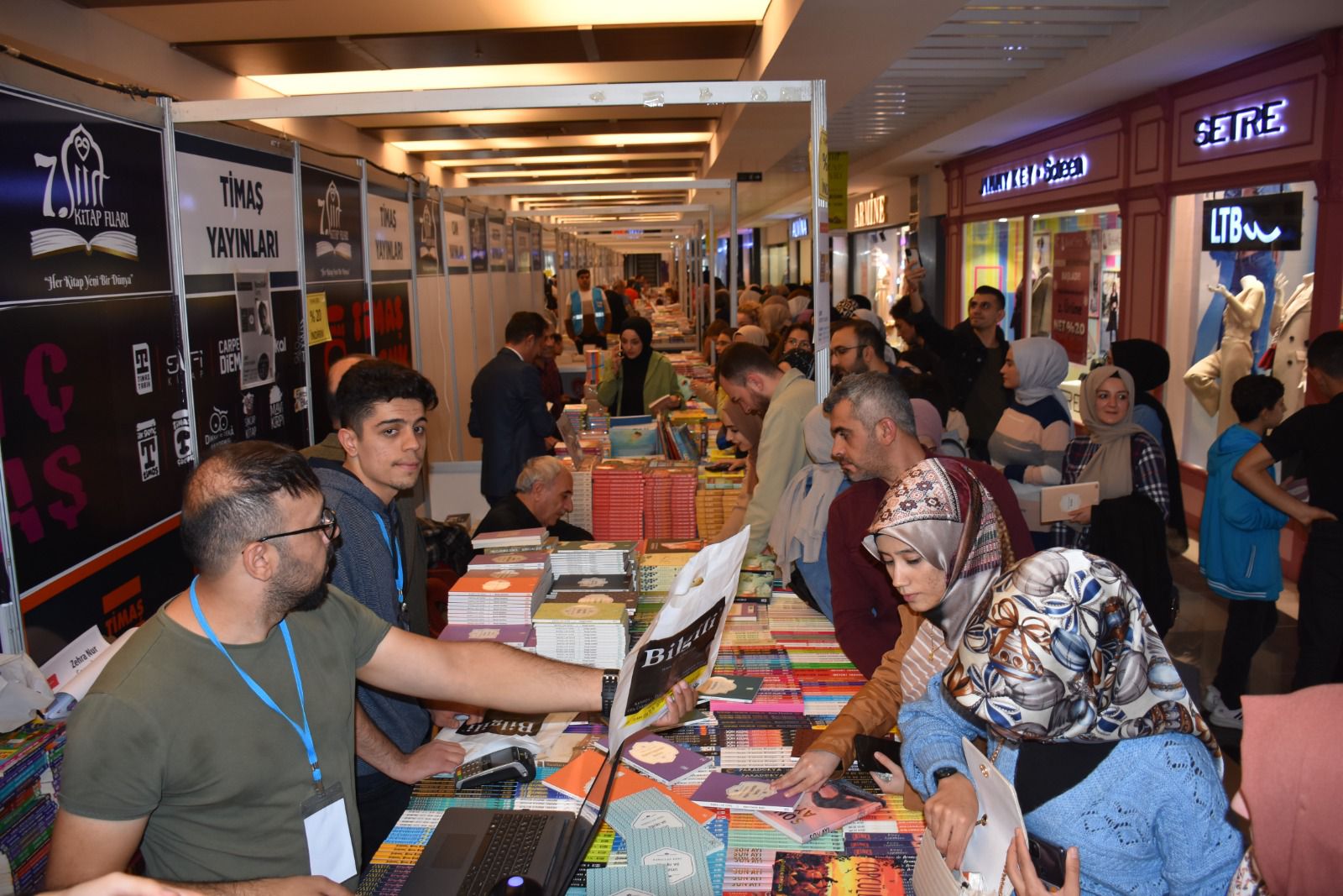 Siirt’te Geleneksel Hale Gelen Siirt Kitap Fuarına Yoğun İlgi