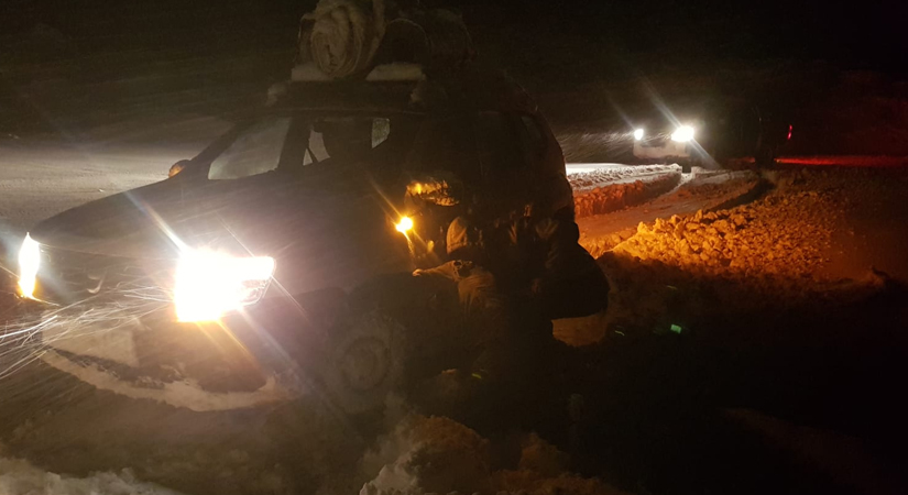 Siirt’in Pervari İlçesinde Yoğun Kar Nedeniyle Mahsur Kalan Güvenlik Korucuları Kurtarıldı