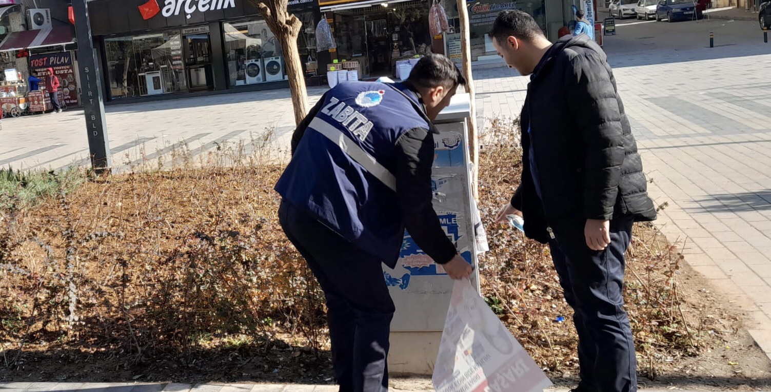 Siirt Belediyesi İzinsiz İlan ve Afiş Asanları Uyardı Siirt’te son zamanlarda artan izinsiz afiş ve reklam faaliyetleri konusunda