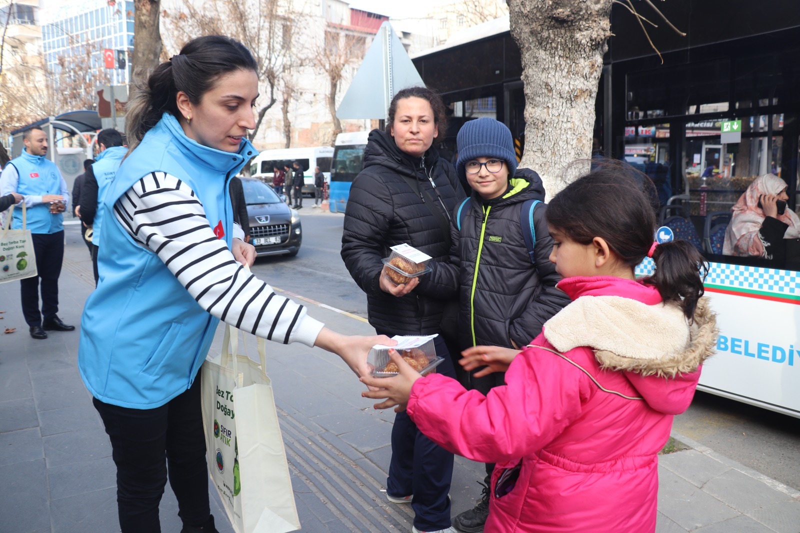 Siirt’te Belediye Ekipleri Kandil Simidi Dağıttı