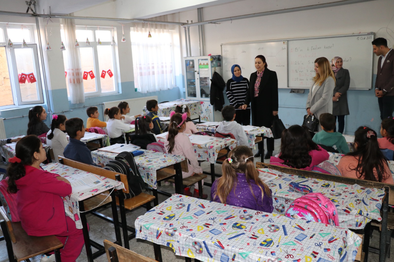 VALİ EŞİ GÜNEY HACIBEKTAŞOĞLU, DOLUHARMAN KÖYÜNDE “KÖY YAŞAM MERKEZİ”Nİ ZİYARET ETTİ Siirt Valisi ve Belediye Başkan Vekili Osman Hacıbektaşoğlu’nun eşi Güney