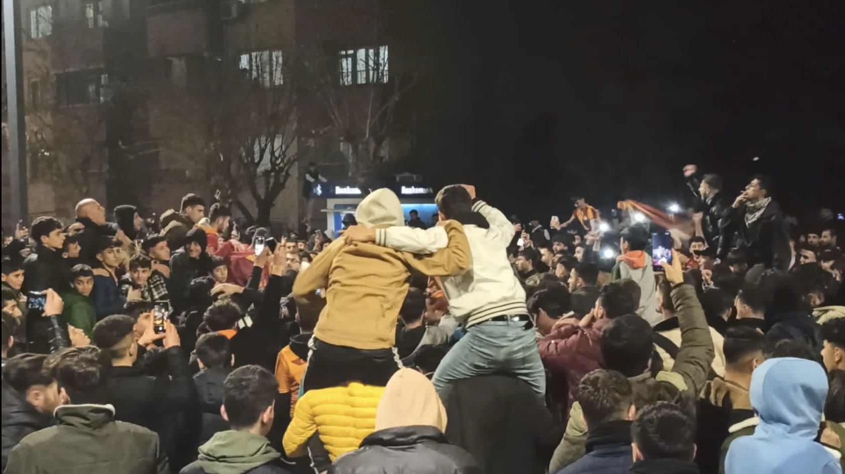 Galatasarayın nefes kesen derbi maçında ezeli rakibi Fenerbahçe’yi 3-0’lık net