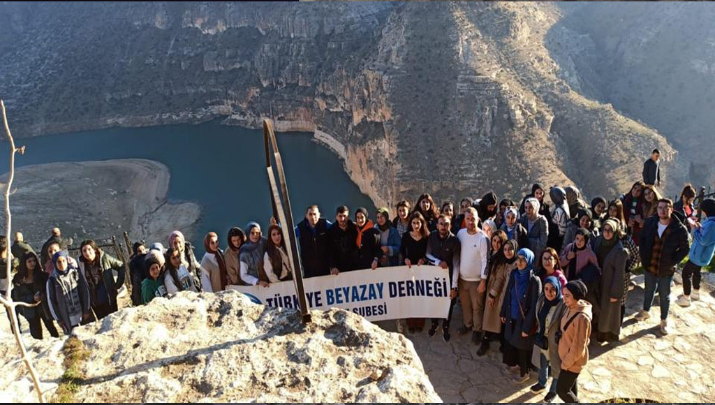 Siirt’te kış ayında bahardan kalma günler yaşanıyor! Güneşli havayı fırsat bilen üniversite öğrencilerinden doğa yürüyüşü