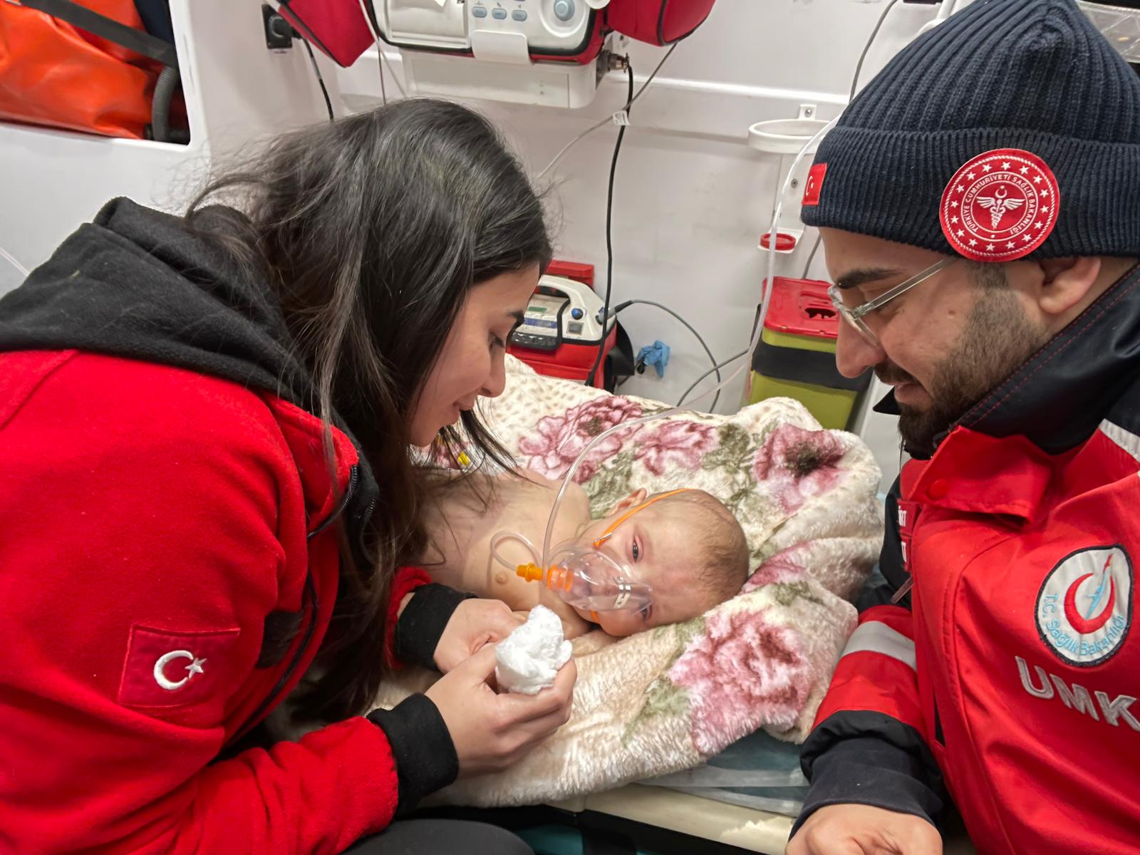 Siirt UMKE ekipleri deprem bölgesinde çalışmalarını sürdürüyorlar. Siirt UMKE Ekibi