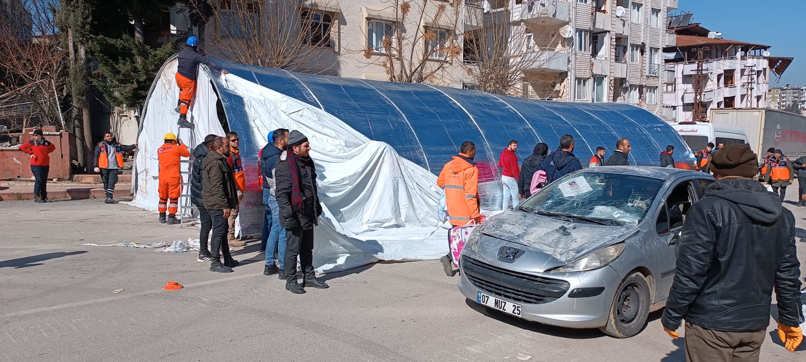 Deprem bölgesindeki yaraları sarmaya