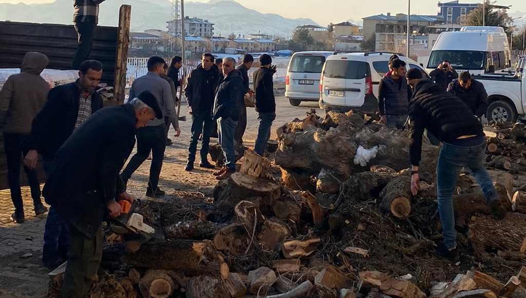 Şirvanlılar depremzedeler için kışlık odunlarını deprem bölgelerine gönderdi
