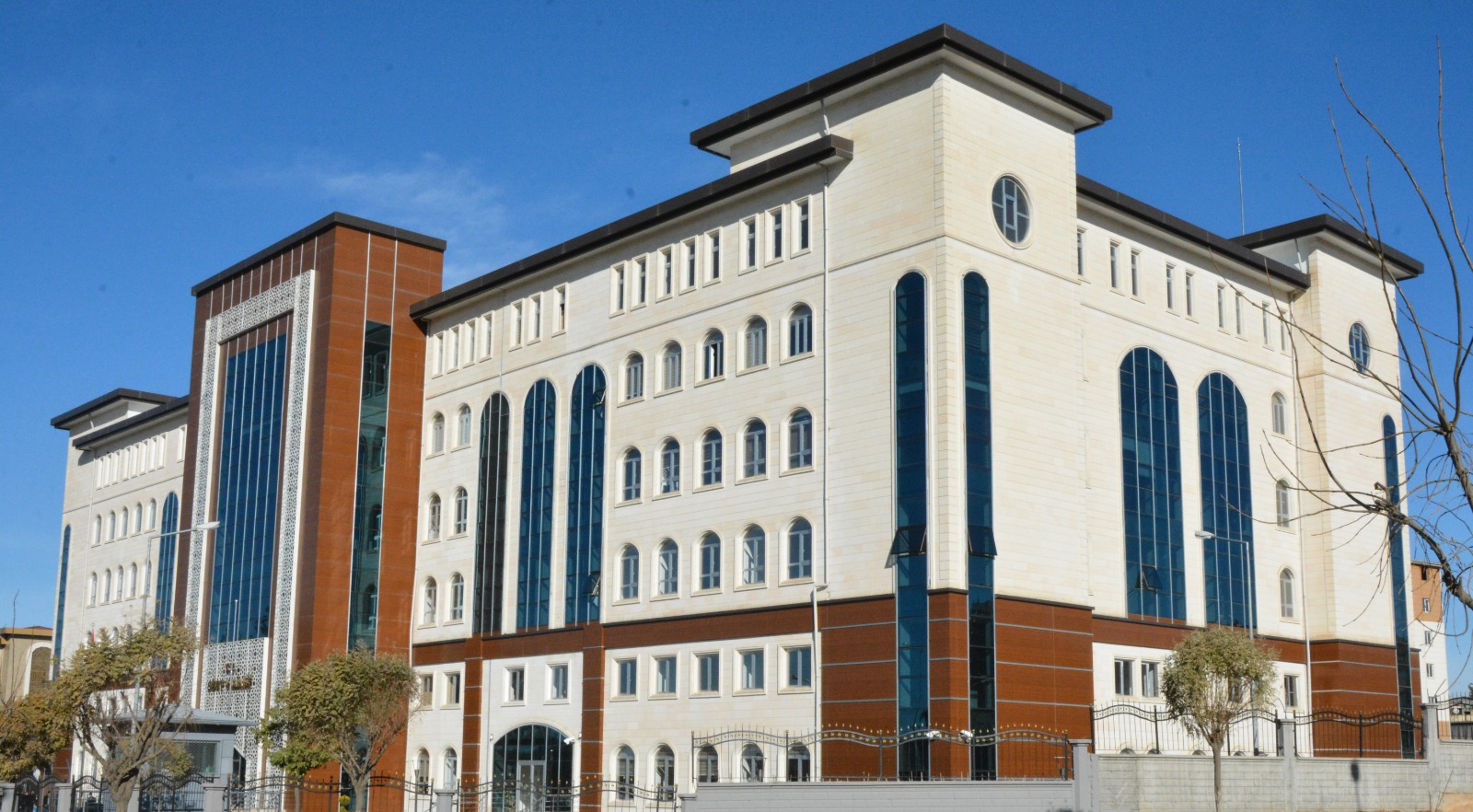 Siirt valiliğinden yapılan duyuruda, “Son zamanlarda kendisini Vali, Vali Yardımcısı