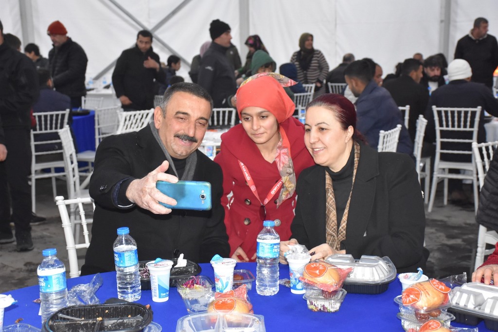 Siirt Valisi Hacıbektaşoğlu, İftar Programında Vatandaşlarla Buluştu