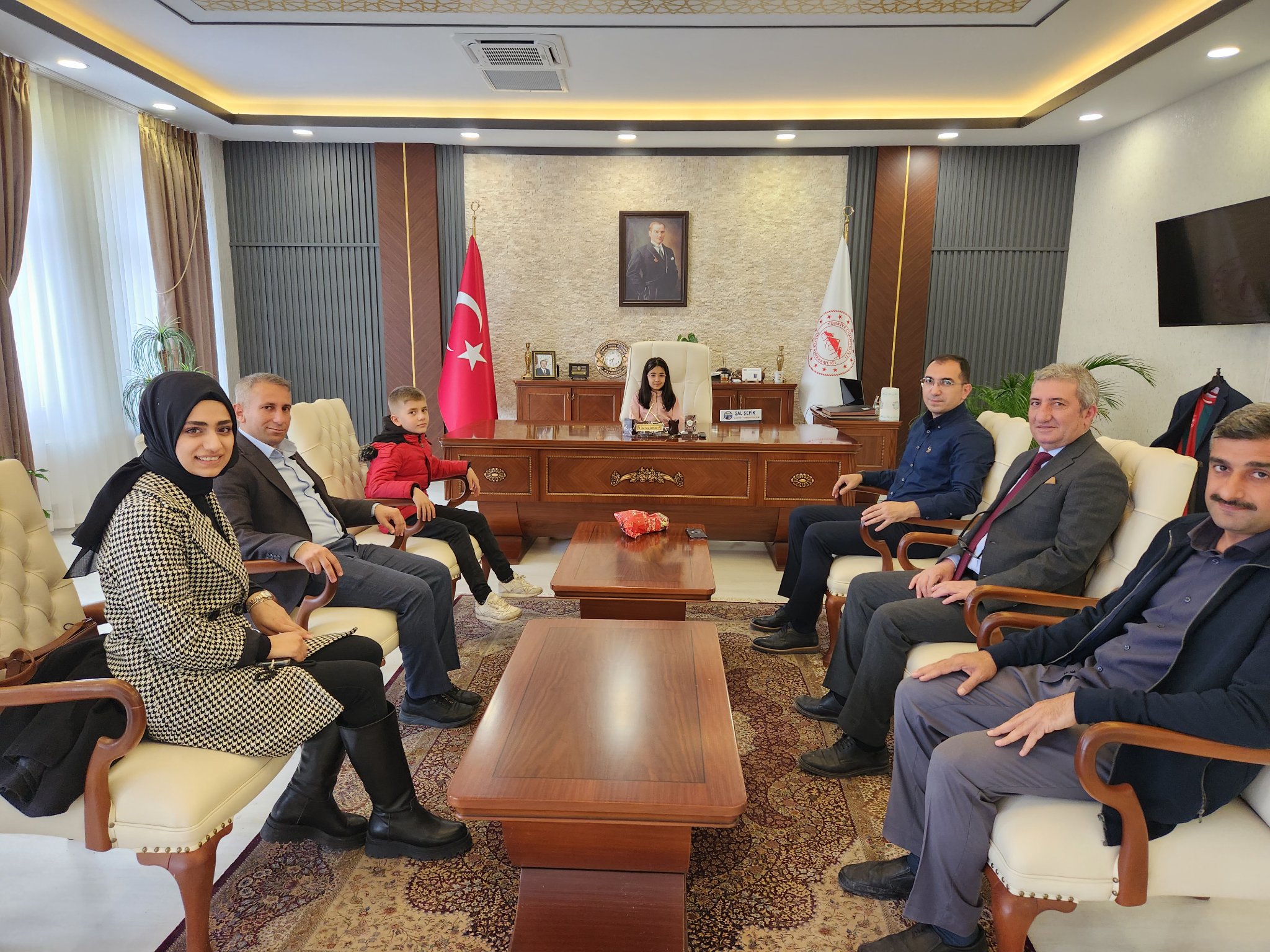 Kaymakam Özdemir, Makam Koltuğunu “23 Nisan Ulusal Egemenlik ve Çocuk Bayramı” Dolayısıyla Çocuklara Devretti “23 Nisan Ulusal Egemenlik ve Çocuk Bayramı nedeniyle Kaymakam Ömer