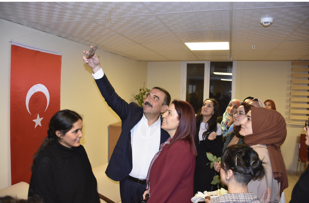 Siirt Valisi ve Belediye Başkan Vekili Osman Hacıbektaşoğlu, sosyal medya