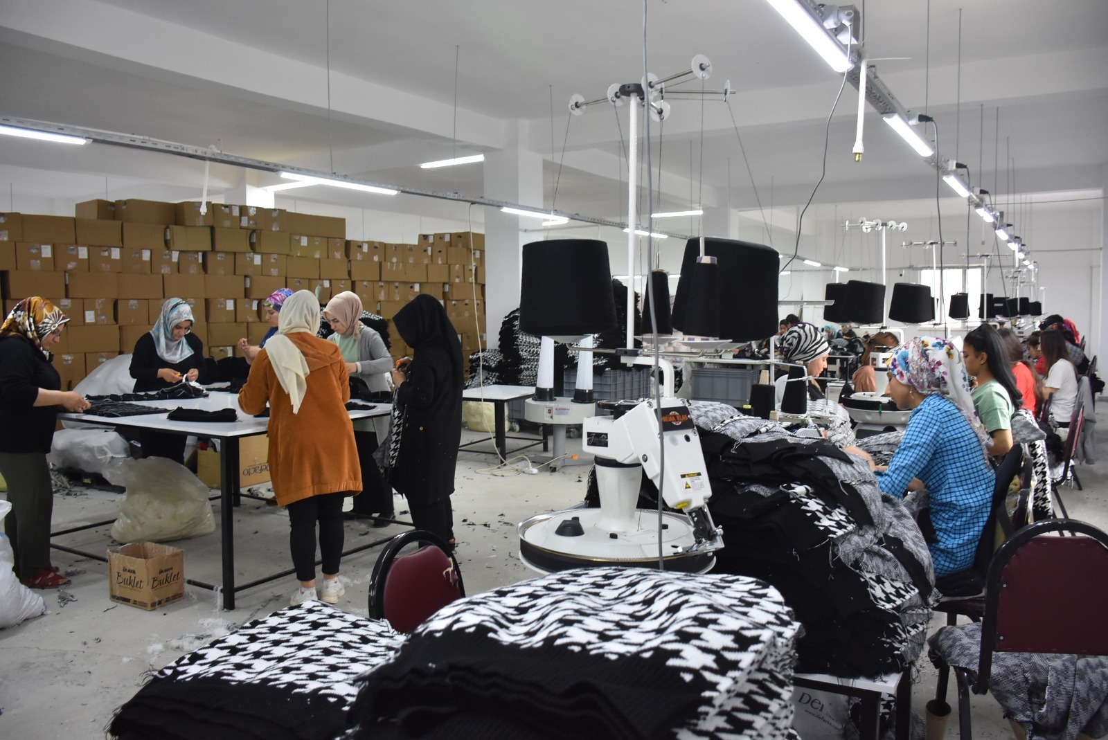 Siirt’te Belediyenin Tekstil Atölyesi Faaliyete Başladı! 240 Kişi İstihdam Ediliyor Siirt Belediyesi, Barış Mahallesi’nde 3.500 m²’lik bir alanda inşa ettiği