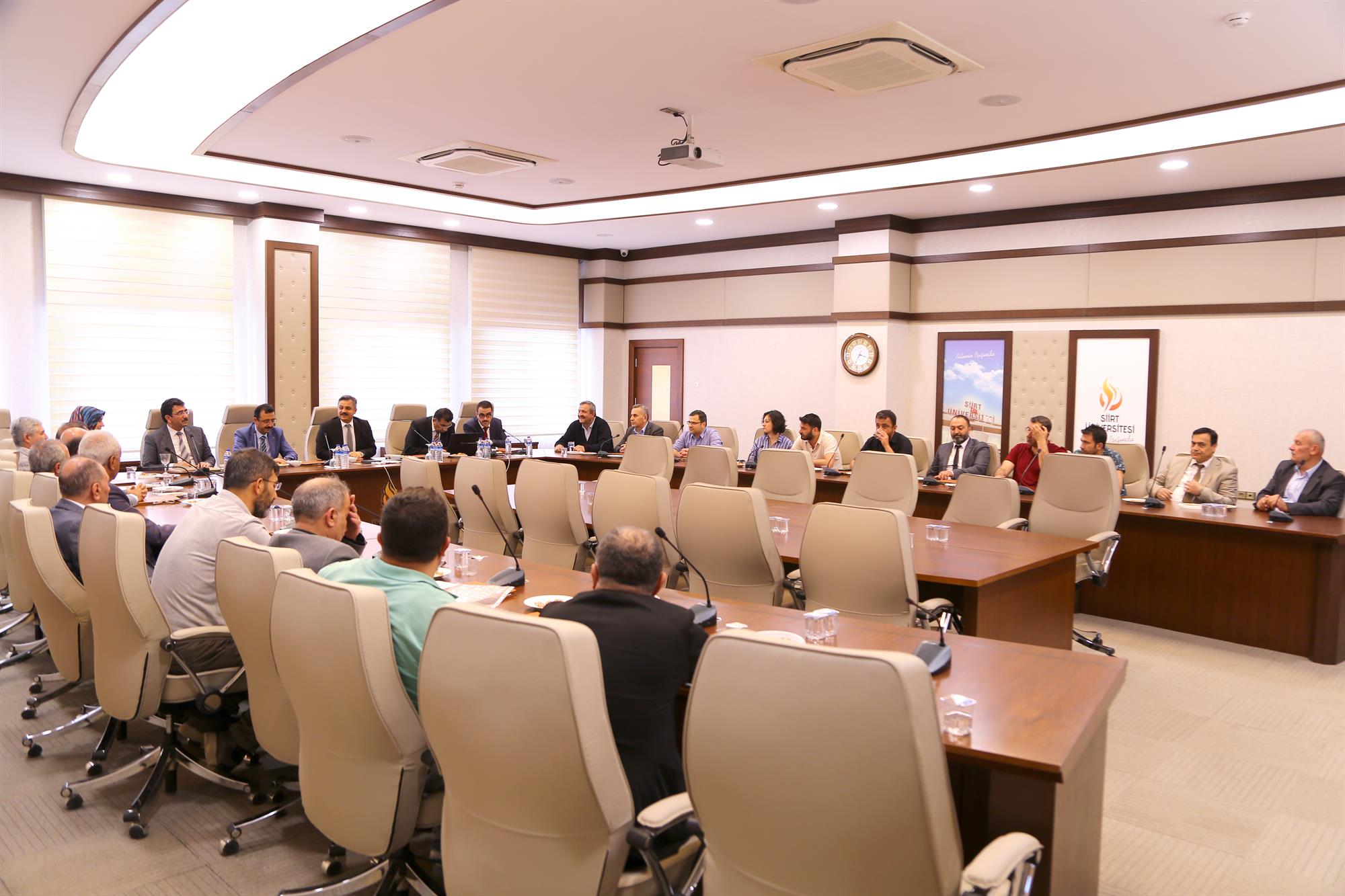 Siirt Üniversitesi’nin Rektörü Prof. Dr. Nihat Şındak liderliğinde, üst yönetim,