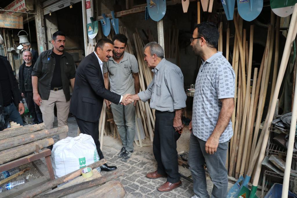 Siirt Valisi ve Belediye Başkan Vekili Osman Hacıbektaşoğlu, kent merkezinde