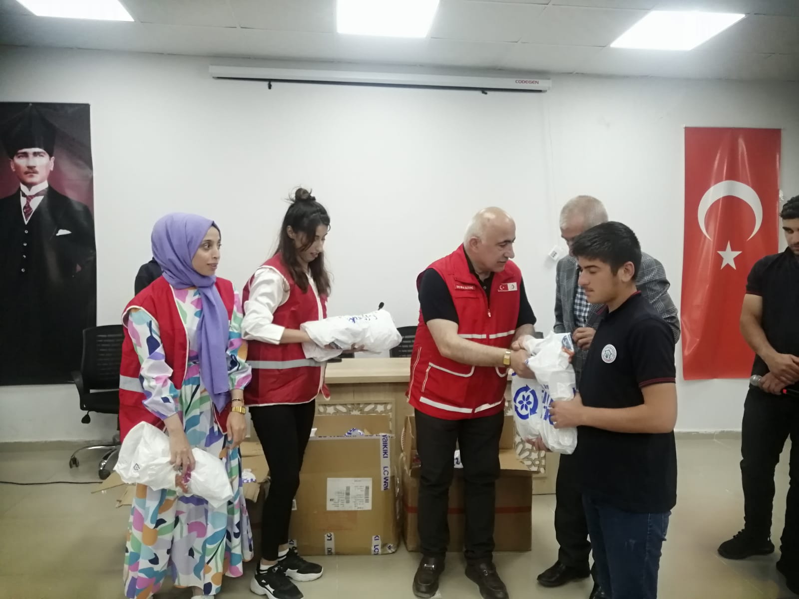 Tillo Anadolu İmam Hatip Lisesi Öğrencilerine Giysi Yardımı Yapıldı Tillo Anadolu İmam Hatip Lisesi öğrencilerine giysi yardımı yapıldı. Türk