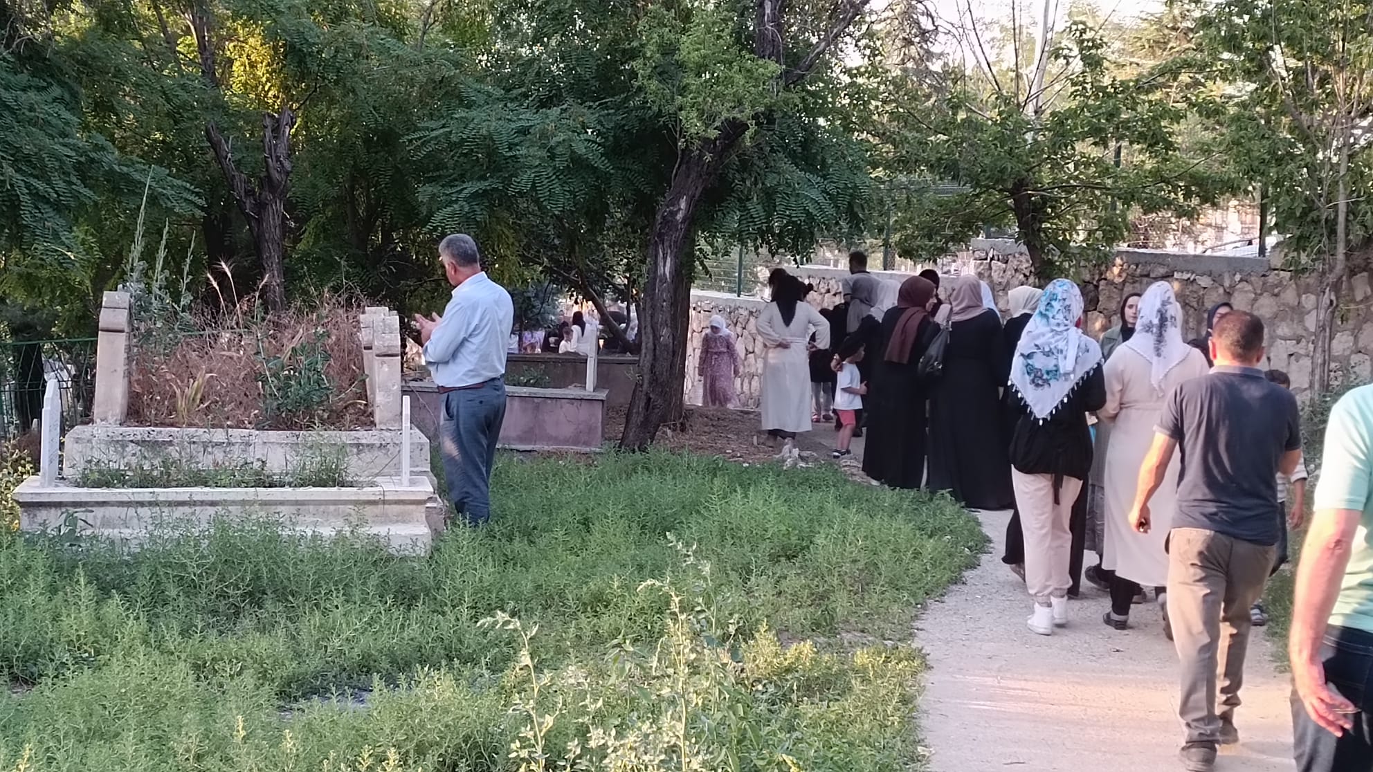 Siirt’te Mezarlıklar Kabir Ziyareti Yapanlarla Doldu Taştı