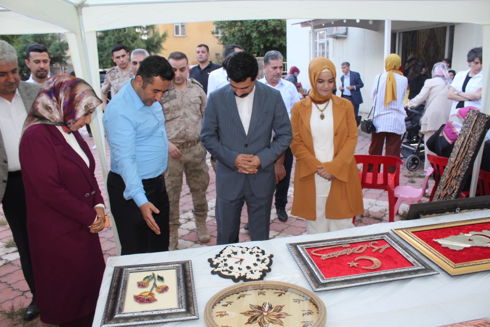 Siirt’in Baykan İlçesinde “Hayat Boyu Öğrenme Haftası” dolayısıyla sergi açıldı Hayat Boyu Öğrenme Haftası devam ediyor. Eruh’un ardından Baykan ilçesinde