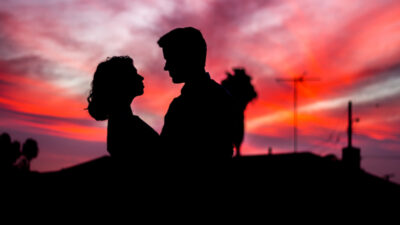 Konuşurken sevgilisinin gözleri doldu! Sevgilisinin sözleriyle duygulanan kişinin gözleri dolduğu anlar dikkat çekti. İkili