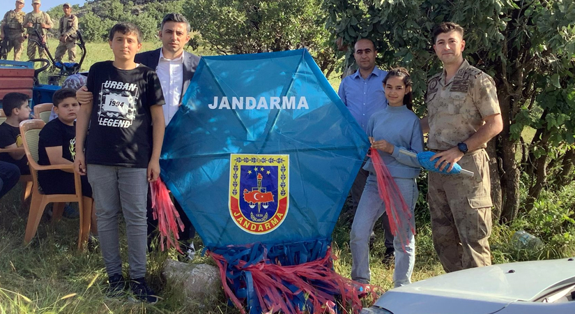 Siirt’in İlçesinde Uçurtma Şenliği, Köy Çocukları Gönüllerince Eğlendiler Siirt’in Şirvan ilçesinde uçurtma şenliği düzenlendi. Özpınar Köyünde gerçekleşen Uçurtma