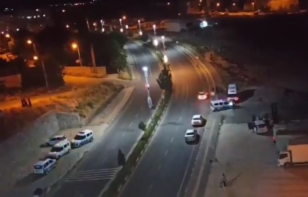 Siirt’te Gece Yarısı İki Grup Arasında Çıkan kavga, mahalleyi ayağa kaldırdı Siirt’te gece saatlerinde iki gurup arasında çıkan kavga, mahalleyi ayağa