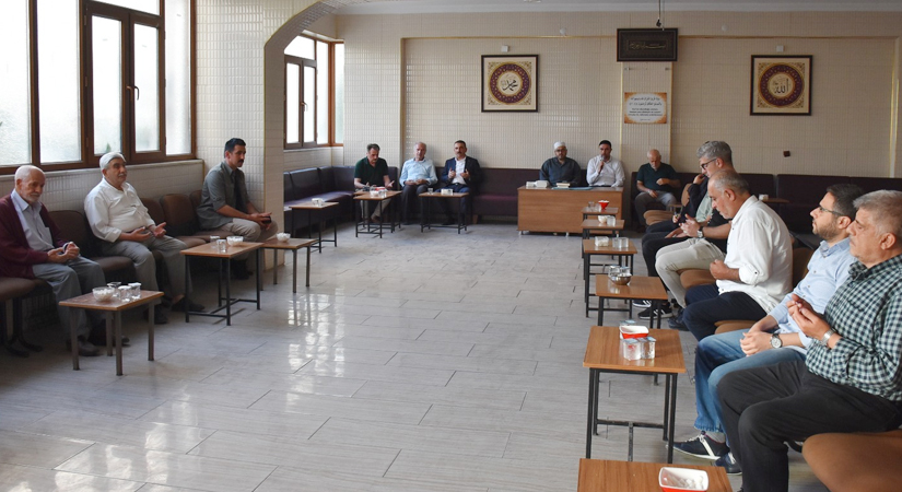 Siirt Valisi ve Belediye Başkan Vekili Osman Hacıbektaşoğlu, İlçe, Belde ve köy ziyaretlerinin yanı sıra taziye ziyaretlerine devam ediyor. Siirt Valisi ve Belediye Başkan Vekili Osman Hacıbektaşoğlu, İlçe, Belde