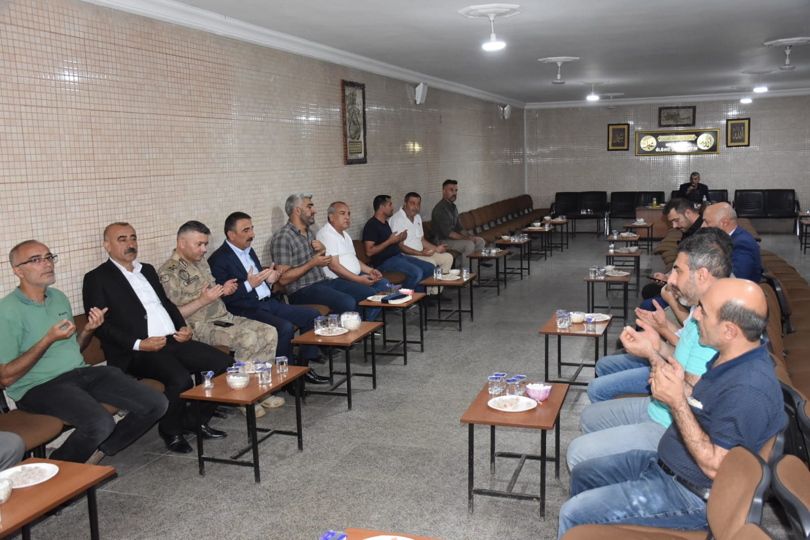 Siirt Valisi Hacıbektaşoğlu, Vatandaşların Acılarını Paylaşıyor Siirt Valisi ve Belediye Başkan Vekili Osman Hacıbektaşoğlu, toplumun her