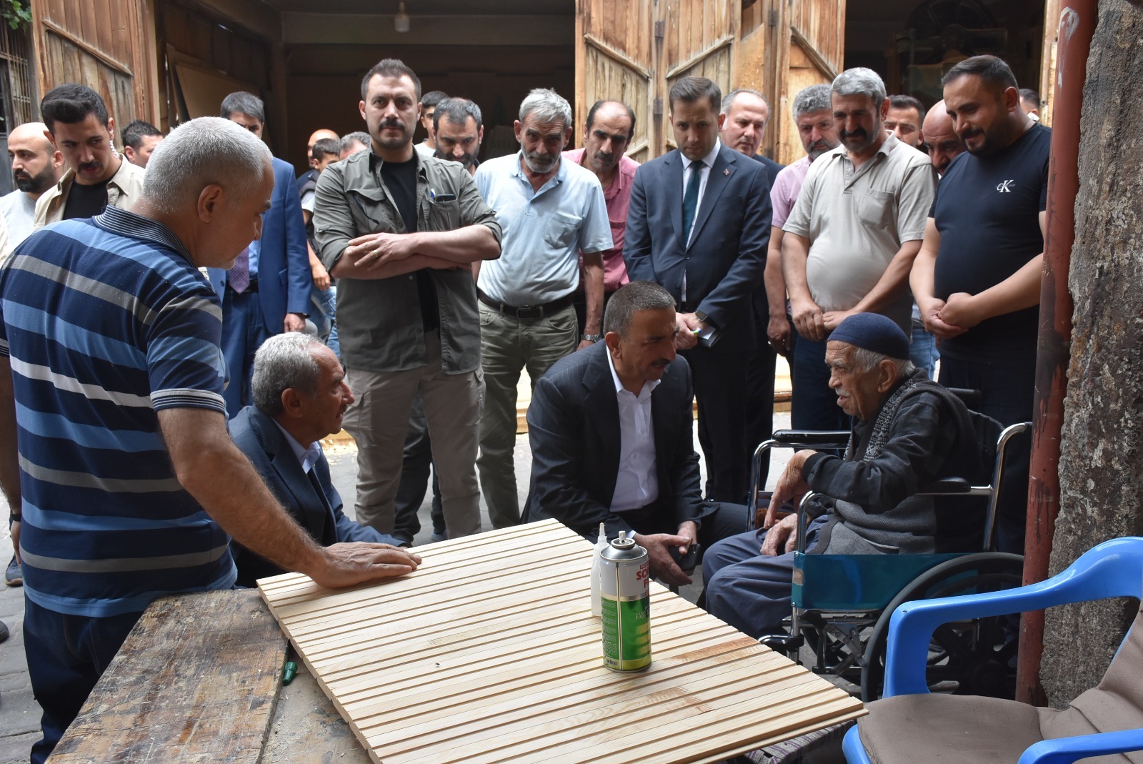 Siirt Valisi İş Yerleri Yanan Esnafları Ziyaret Etti Siirt Valisi ve Belediye Başkan Vekili Osman Hacıbektaşoğlu, işyerleri yanan