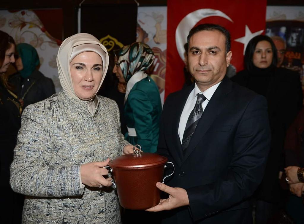 Kırılması Zor Bir Rekor! 5 Bin Kişiye Siirt Ürünü Hediye Etti Hemşerimiz Vehip Emrah kırılması zor bir rekora imza attı. Seyyah