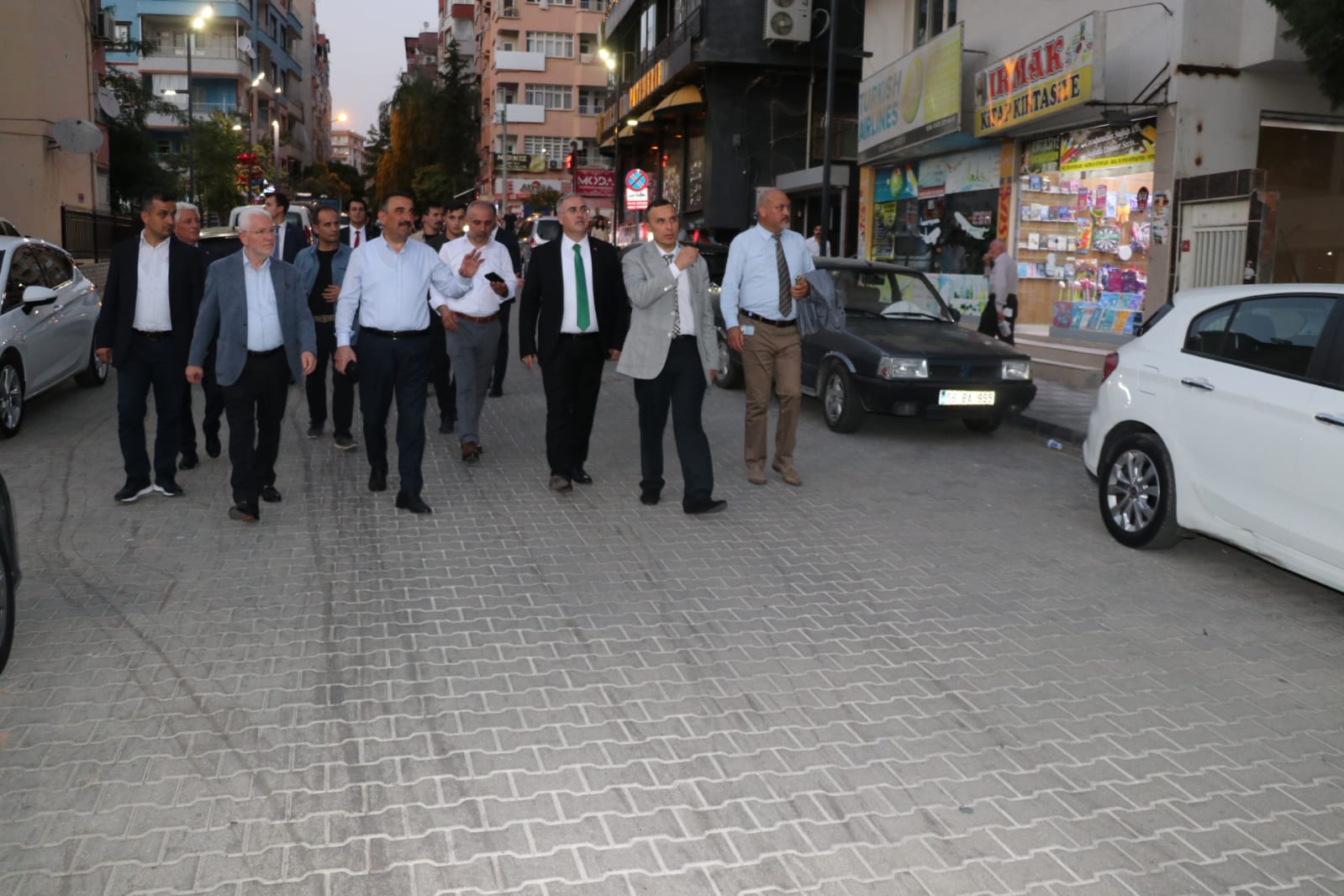 Siirt Valisi’nden Esnaf Ziyareti Bulduğu her fırsatta vatandaşlarla bir araya gelerek, sorun, talep ve