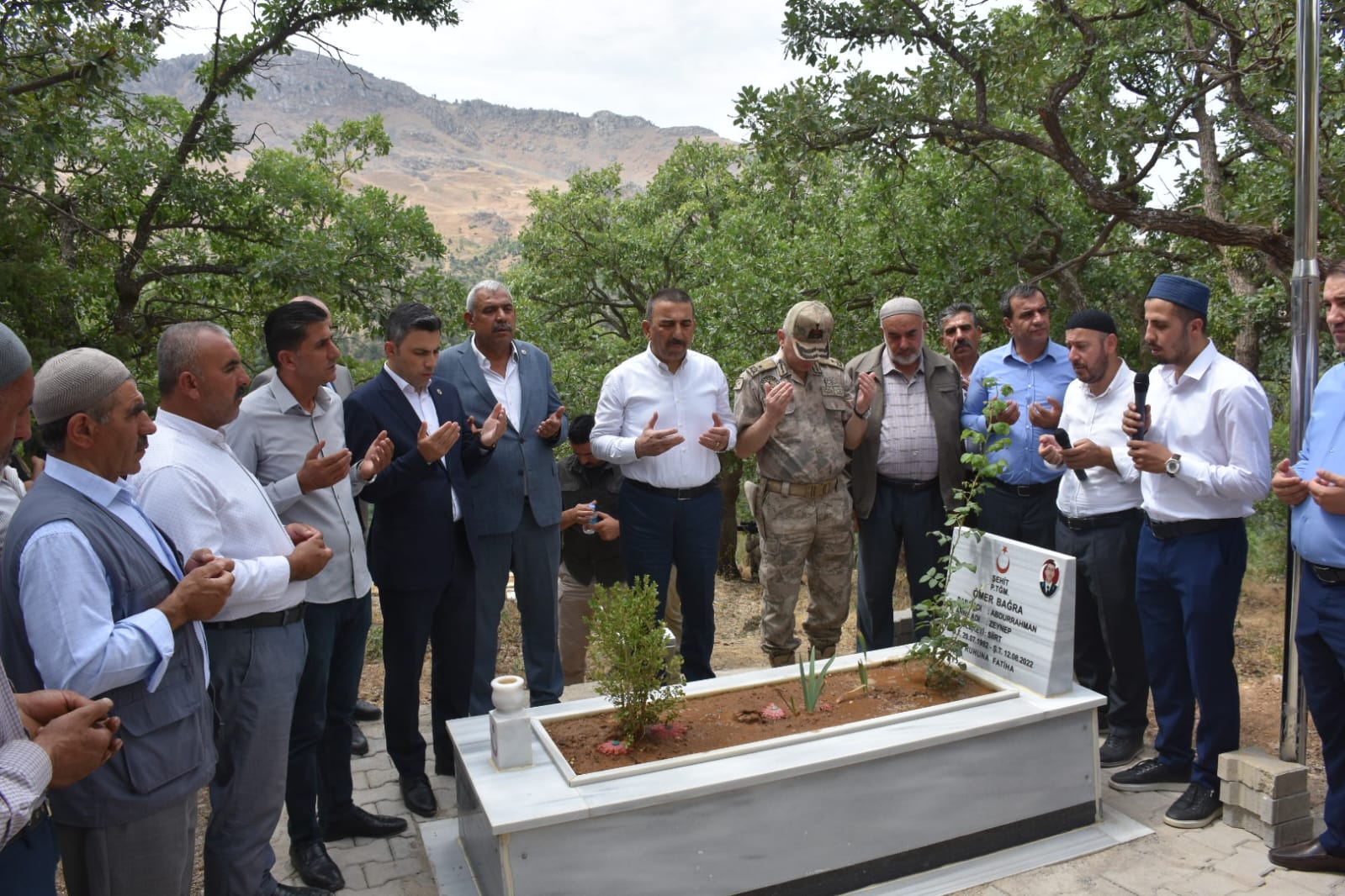 Şehit Piyade Teğmen Ömer Bağra, şehadetinin birinci yıl dönümünde baba