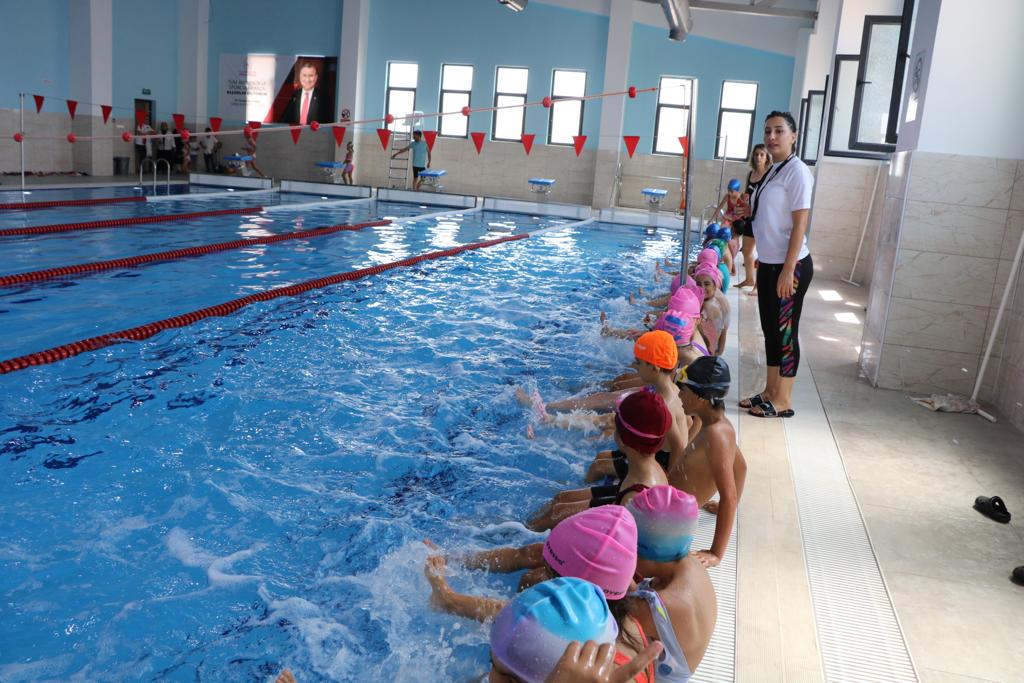 Siirt’in en büyük ilçesi olan Kurtalan yarı olimpik yüzme havuzuna