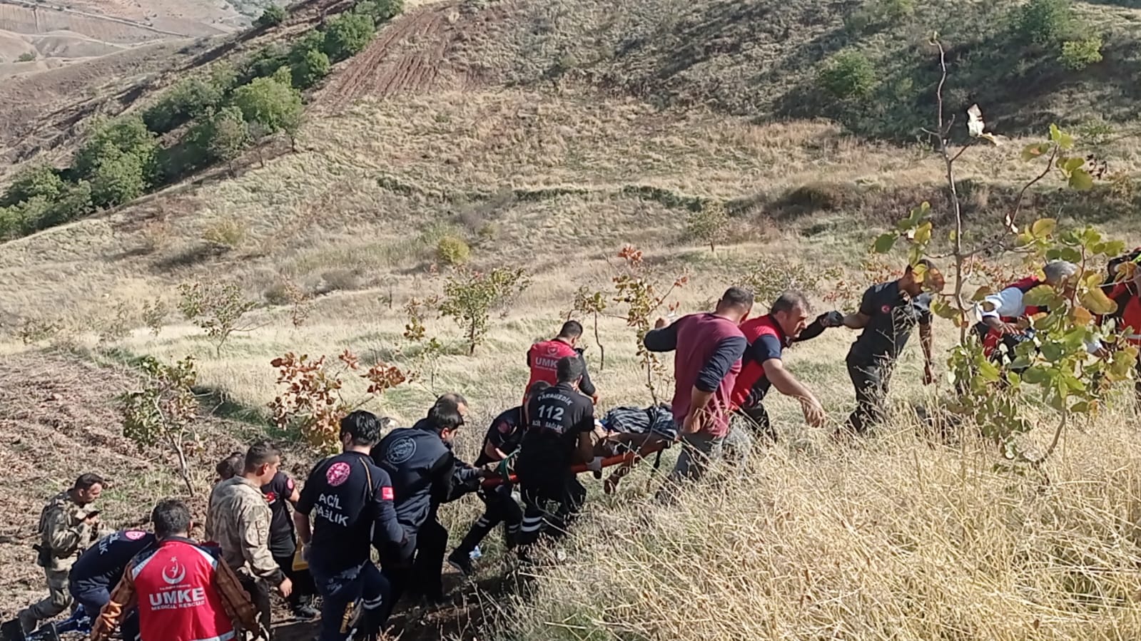 Siirt’te bahçede çapa yaparken