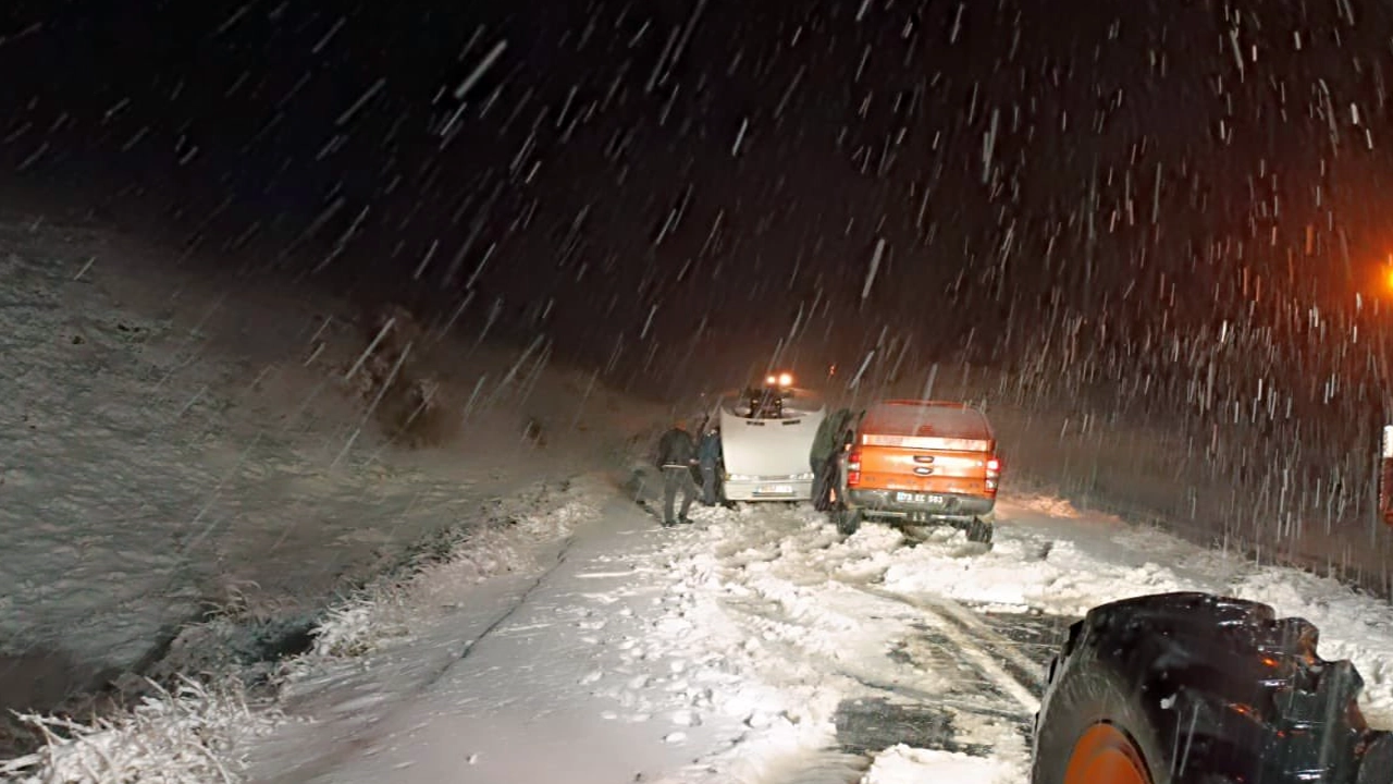 Siirt – Şırnak Yolunda Yoğun Kar Yağışında Mahsur Kalan 10 Araç Kurtarıldı