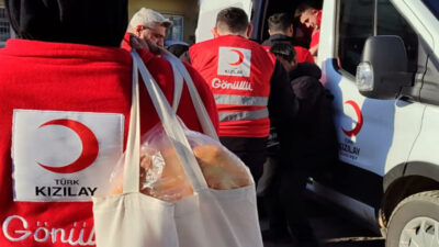 Kızılay Siirt Şube Başkanlığı tarafından çevre mahallerde iftar yemeği dağıtımına
