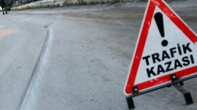 Siirt'in Pervari ilçe merkezinde meydana gelen trafik kazasında 2 kişi
