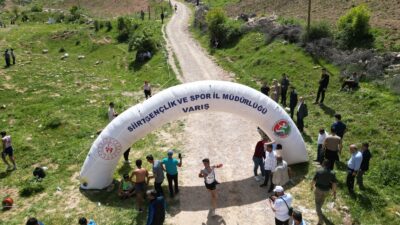 TÜRKİYE DAĞ KOŞULARI AVRUPA ŞAMPİYONASI MİLLİ TAKIM SEÇME YARIŞMASI VE 2024 İL KARMALARI ARASI DAĞ KOŞULARI LİGİ SİİRT- ERUH’TA YAPILDI Türkiye Atletizm Federasyonu ve Siirt Gençlik ve Spor İl Müdürlüğü