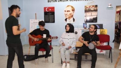 ÜNİVERSİTE VE MİLLİ EĞİTİM İŞ BİRLİĞİ YAPTI BİLİM ŞENLİĞİ YAPILDI Siirt Üniversitesi ve Milli Eğitim Müdürlüğü işbirliğiyle orta okul öğrencileri