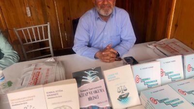 HEMŞERİMİZ EVİZ KİTAP FUARINDA Eğitimci hemşerimiz Abdülkerim Eviz, 9. Kitap fuarında okurları ile buluştu.