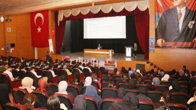 Siirt Milli Eğitim Müdürlüğü Konferans Salonunda gençlerin yoğun ilgiyle takip