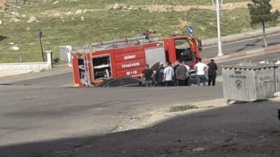 Siirt’te Seyir Halindeki Lüx Otomobil Alev Aldı Siirt’te seyir halindeki otomobil kül olmaktan kurtarıldı.