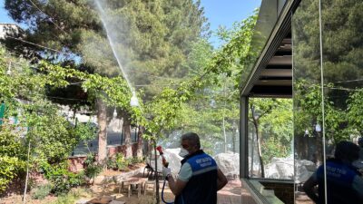 HAŞEREYLE MÜCADELE ÇALIŞMALARI DEVAM EDİYOR Siirt Belediyesi Temizlik İşleri Müdürlüğü ekipleri haşereye karşı mücadele çalışmalarını