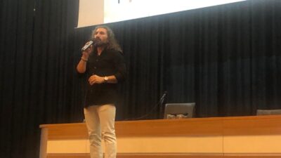 Prof. Dr. Akın’dan Gazze’de Baba Olmak Gösterisi Siirt 9. Kitap Fuarı devam ediyor. Fuar etkinlikleri kapsamında Siirt