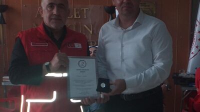 30’NCU KEZ KAN BAĞIŞINDA BULUNAN SİİRT CUMHURİYET BAŞSAVCI SARICAYA GÜMÜŞ MADALYA VE BERATI VERİLDİ Türk Kızılay Siirt Şubesi tarafından hayata geçirilen kan bağışı kampanyası