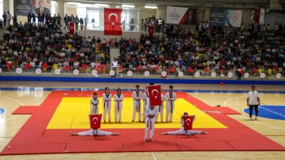 SİİRT’TE 19 MAYIS ATATÜRK’Ü ANMA, GENÇLİK VE SPOR BAYRAMI COŞKUYLA KUTLANDI 19 Mayıs Atatürk'ü Anma, Gençlik ve Spor Bayramı Siirt'te düzenlenen