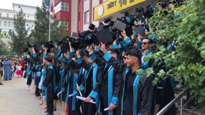 ÖĞRENCİLERDE MEZUNİYET SEVİNCİ KEPLER HAVAYA FIRLATILDI 2023-2024 eğitim ve öğretim yılı sonuna geldiğimiz bu günlerde okullarda