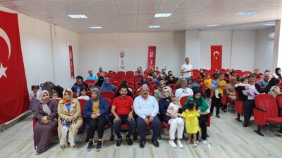 OKUMA BAYRAMINI BAŞKAN AMCALARI İLE KUTLADILAR Baykan'da okumaya geçen öğrenciler bu sevinçlerini ilçe belediye başkanı ile