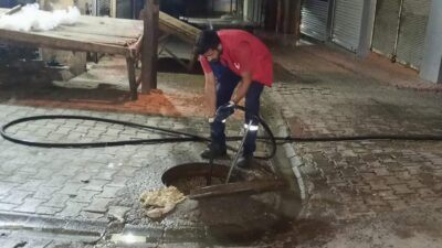 SİİRT BELEDİYESİ ATIKLAR NEDENİYLE TIKANAN KANALLARI TEMİZLİYOR Siirt Belediyesi, atıklar nedeniyle tıkanan mazgal ve rögarları temizleyerek olumsuzlukları