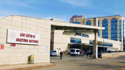 Siirt’te Salıncak İpi Boğazına Dolanması Sonucu Ağır Yaralanan Çocuk Elazığ’a sevk edildi Siirt’te dün evlerinin balkonunda salıncağa binerken ipin boynuna dolanması sonucu